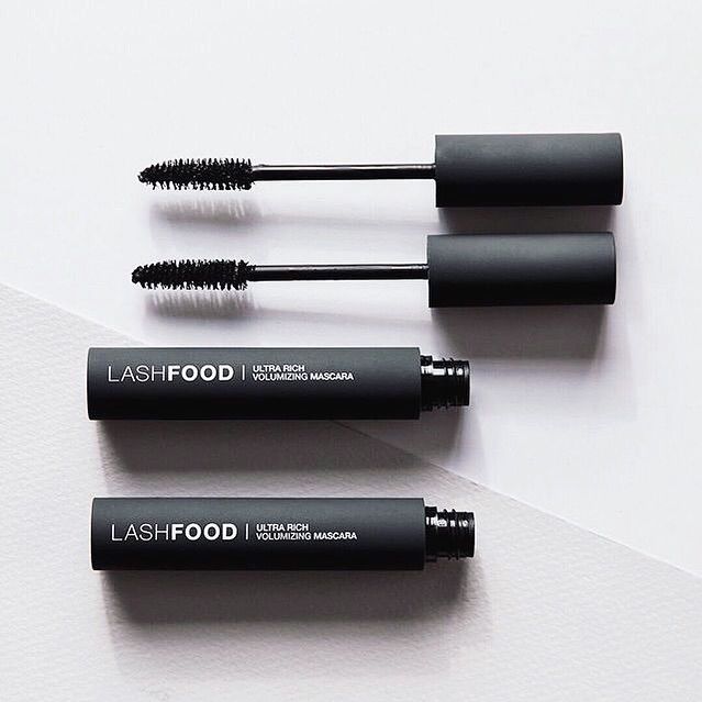Mascara Volumizing Ultra Rich (Mini Format) - ESSENCE BEAUTY BOX