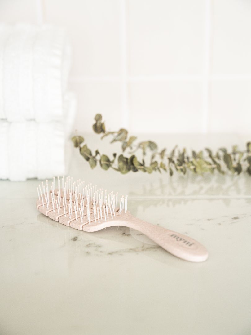 Wheat straw hair brush. - ESSENCE BEAUTY BOX